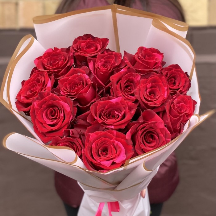 15 красных роз Ред Пантер 60 см